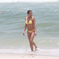Nívea Stelmann, solteira e de biquíni amarelo, exibe corpão em praia do Rio