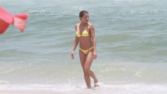 Nívea Stelmann, solteira e de biquíni amarelo, exibe corpão em praia do Rio