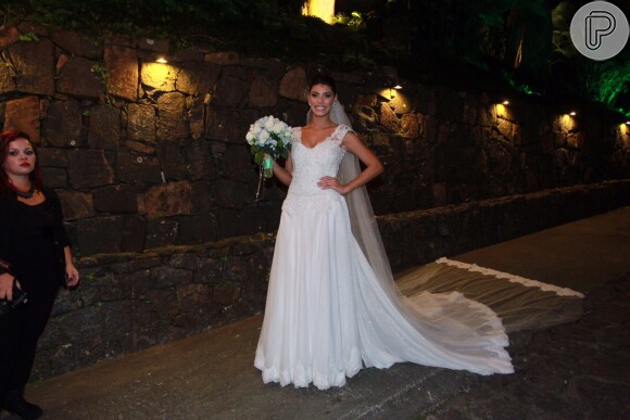 Franciele Almeida usou vestido de renda de R$ 12 mil para se casar com Diego Grossi