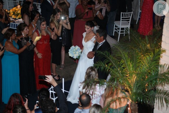 Franciele Almeida é conduzida ao altar pelo pai, Nelson Almeida, para se casar com Diego