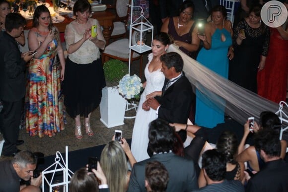 Franciele Almeida é conduzida ao altar pelo pai, Nelson Almeida, para se casar com Diego