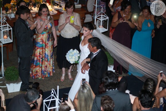 Franciele Almeida é conduzida ao altar pelo pai, Nelson Almeida, para se casar com Diego