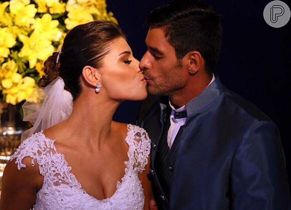 Franciele Almeida e Diego Grossi, ex-participantes do 'BBB14', se casaram nesta quinta-feira, 12 de novembro de 2015