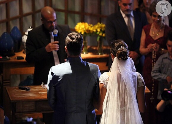 Franciele Almeida e Diego Grossi, ex-participantes do 'BBB14', se casaram em cerimônia celebrada por pastor evangélico