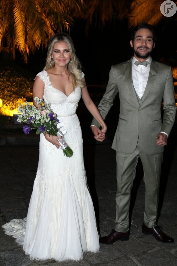 Para se casar com o humorista Eduardo Sterblitch, a atriz Louise D'Tuani usou um vestido bordado com cerca de 5 mil pérolas naturais, do estilista Samuel Cirnansck, em 1º de julho de 2015