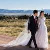 Allison Williams, atriz da série 'Girls', se casou com Ricky Van Veen após quatro anos de relacionamento, em  uma cerimônia no campo, em Brush Creek Ranch, em Saratoga, no estado norte-americano de Wyoming, em 19 de setembro de 2015. O vestido da noiva é de Oscar de la Renta 