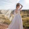 Allison Williams, atriz da série 'Girls', se casou com Ricky Van Veen após quatro anos de relacionamento, em  uma cerimônia no campo, em Brush Creek Ranch, em Saratoga, no estado norte-americano de Wyoming, em 19 de setembro de 2015. O vestido da noiva é de Oscar de la Renta 