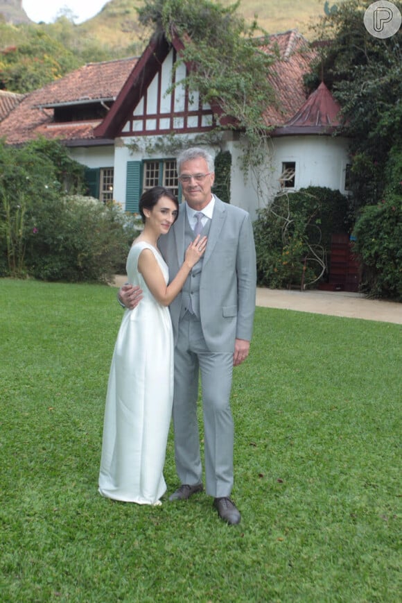Pedro Bial oficializou a união com a jornalista e apresentadora Maria Prata em maio de 2015, na Pousada Alcobaça, da avó da noiva, localizada em Petrópolis, na Região Serrana do Rio de Janeiro