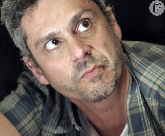 Romero (Alexandre Nero) se revolta ao saber que Zé Maria (Tony Ramos) quer a morte de Toia (Vanessa Giácomo), na novela 'A Regra do Jogo': 'Não precisa matar'