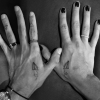 Gabriela Pugliesi fez uma tatuagem com um amigo de um aviãozinho: 'Amizade que ultrapassa todas as fronteiras... Por onde for quero ser seu par'