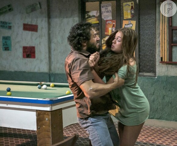 Eliza (Marina Ruy Barbosa) foi atacada pelo padrasto, Dino (Paulo Rocha), no segundo capítulo da novela 'Totalmente Demais'