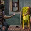 Eliza (Marina Ruy Barbosa) consegue escapar do abuso ameaçando o padrasto com um caco de vidro, na novela 'Totalmente Demais'