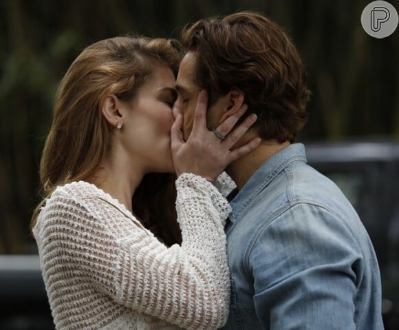 E tome beijo! Lívia e Felipe trouxeram o amor de outra vida em Além do Tempo'