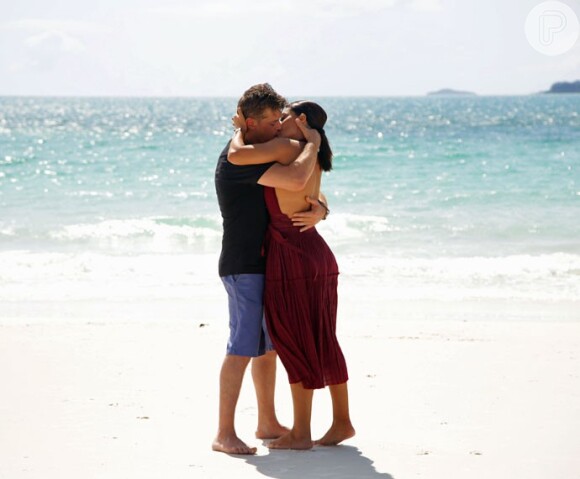 Ex-namorados, Carolina (Juliana Paes) e Arthur (Fábio Assunção) ficaram juntos na Austrália, na novela 'Totalmente Demais'