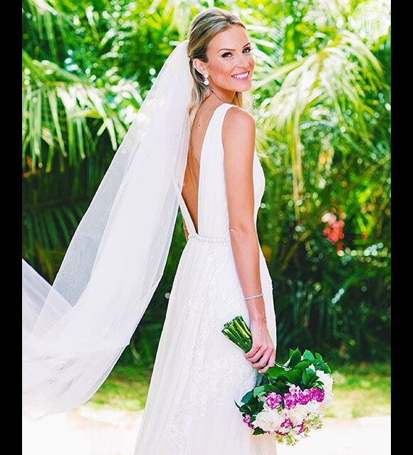 Paula Armani usou vestido da grife Vivaz Brasil em seu casamento com o jogador