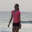 Camila Queiroz exibe boa forma durante caminhada na praia
