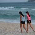 Camila Queiroz se exercita ao lado de amiga na orla da praia da Barra da Tijuca, na Zona Oeste do Rio de Janeiro