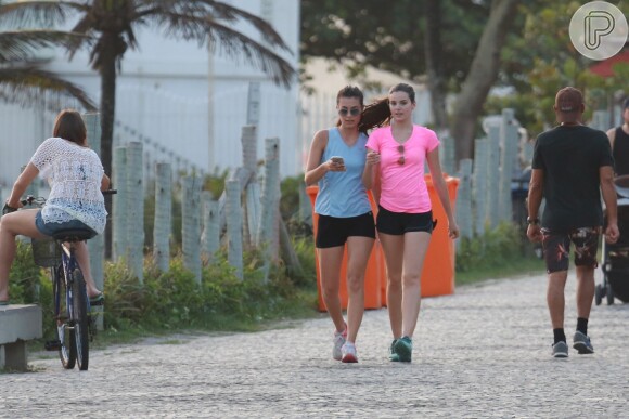 Camila Queiroz e a amiga se exercitam no calçadão da praia da Barra