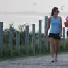 Camila Queiroz se exercita ao lado de amiga na orla da praia da Barra da Tijuca, na Zona Oeste do Rio de Janeiro