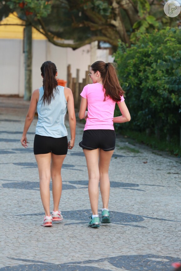 Camila Queiroz usou short curto durante a caminhada
