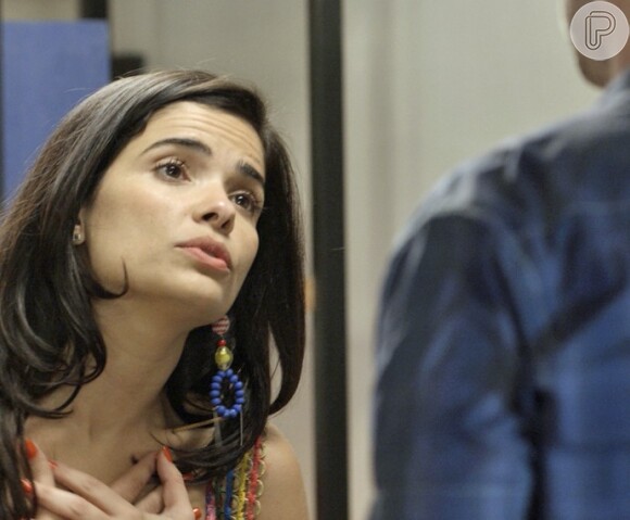 Tóia (Vanessa Giácomo) pede desculpas e aceita o pedido de namoro de Romero (Alexandre Nero), na novela 'A Regra do Jogo'