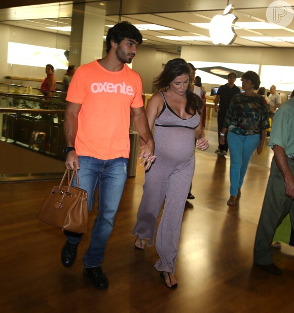 A atriz esteve em um shopping na Barra da Tijuca, Zona Oeste do Rio de Janeiro, acompanhada do namorado, Hugo Moura