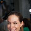 Angelina Jolie iria pegar o mesmo voo que Jennifer Aniston, mas a mulher de Justin Theroux transferiu o voo