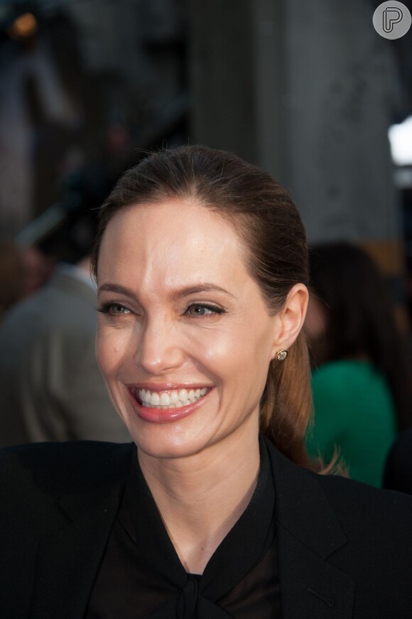 Angelina Jolie iria pegar o mesmo voo que Jennifer Aniston, mas a mulher de Justin Theroux transferiu o voo