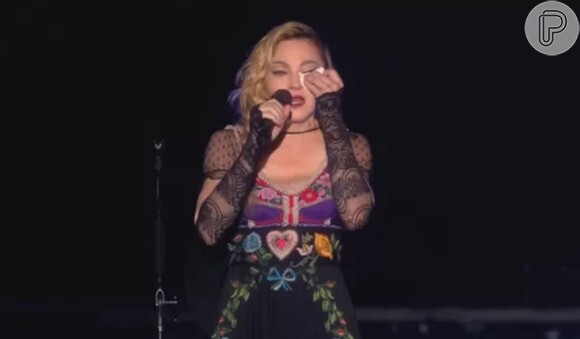 A cantora fez uma pausa no show para homenagear as vítimas. 'Estou totalmente destruída'