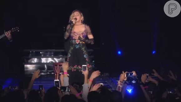 Madonna chegou a pensar em cancelar sua apresentação em Estocolmo após os ataques em Paris, mas desistiu: 'É isso que eles querem, querem nos silenciar'