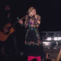 Madonna canta em homenagem às vítimas de Paris e chora: 'Só amor salva o mundo'