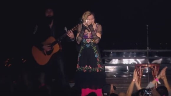 Madonna canta em homenagem às vítimas de Paris e chora: 'Só amor salva o mundo'