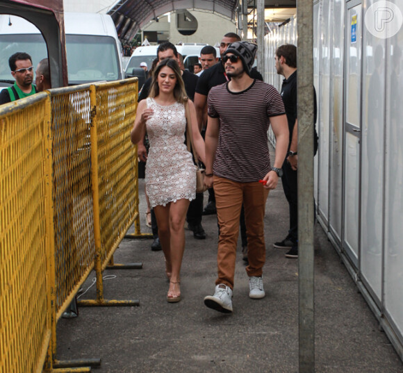 Luan Santana e a namorada, Jade Magalhães, chegam de mãos dadas na Apoteose, no Rio, onde o sertanejo participou de uma maratona de shows