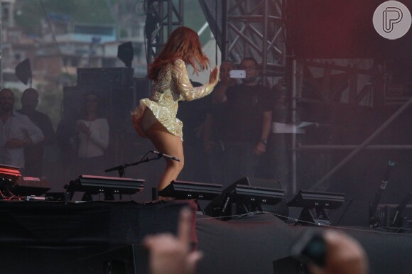 Ivete Sangalo deixa bumbum à mostra ao rebolar durante show no Rio de Janeiro