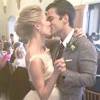 Nathan Kress, da série 'iCarly', e London Elise Moore se beijam durante sua festa de casamento