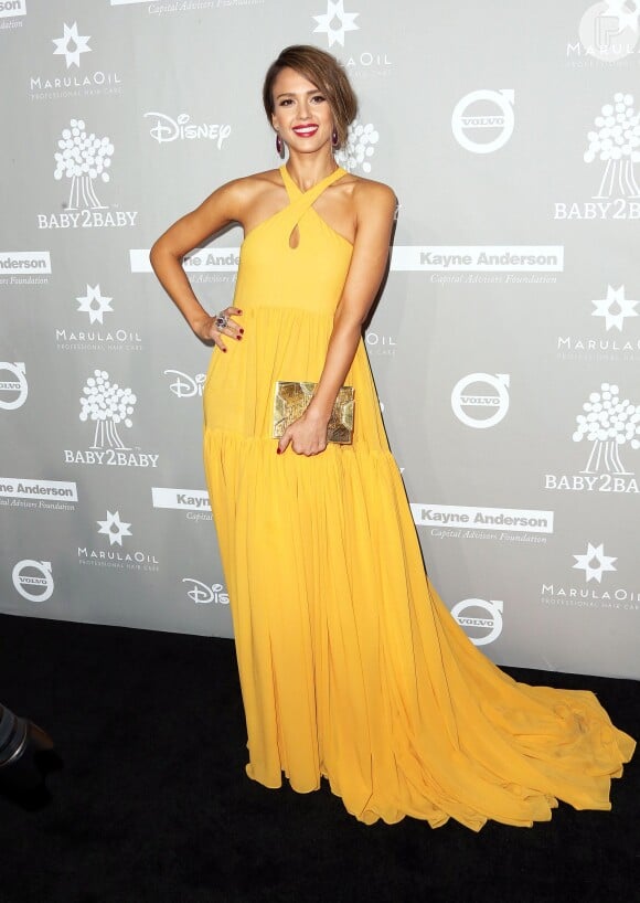 Jessica Alba apostou num look todo amarelo da grife Giambattista Valli para o baile de gala da Baby2Baby 2015, que aconteceu no sábado, dia 14 de novembro de 2015
