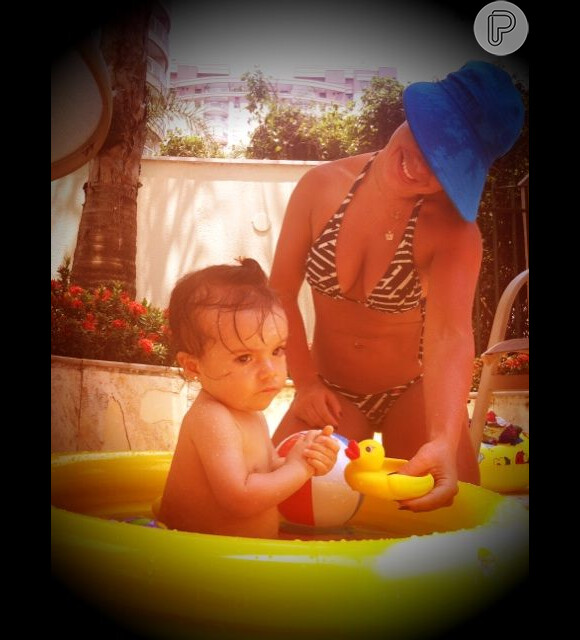 Fernanda Souza se divertiu com a sobrinha e afilhada, Isabeli, durante tarde na piscina de plástico