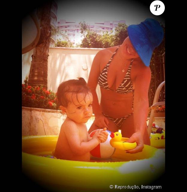 Fernanda Souza se divertiu com a sobrinha e afilhada, Isabeli, durante tarde na piscina de plástico