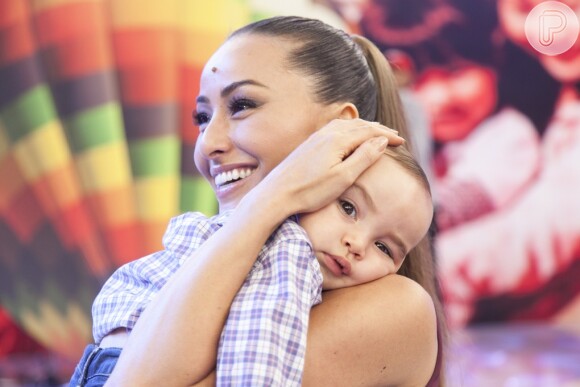 Sabrina Sato recebeu a visita do pequeno Felipe ao comemorar aniversário em seu programa na TV Record, em fevereiro de 2015