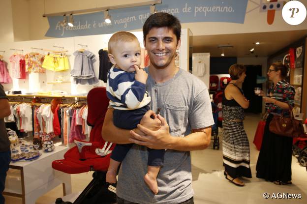 Bruno Gissoni levou o afilhado e sobrinho, Joaquim, em lançamento de coleção de grife infantil