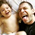 Tiago Leifert se diverte com a sobrinha, Sofia, em selfies