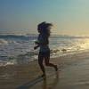 Giulia Costa corre na praia: saudável