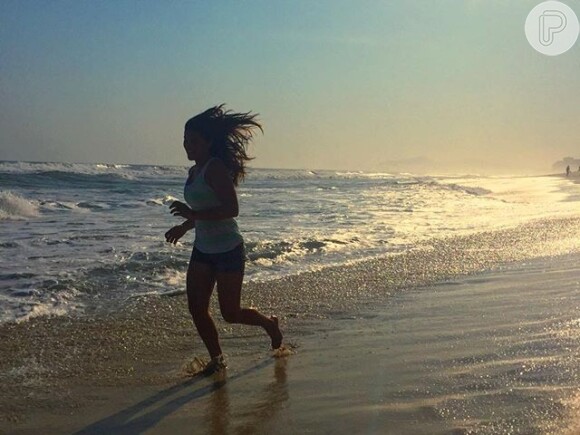 Giulia Costa corre na praia: saudável