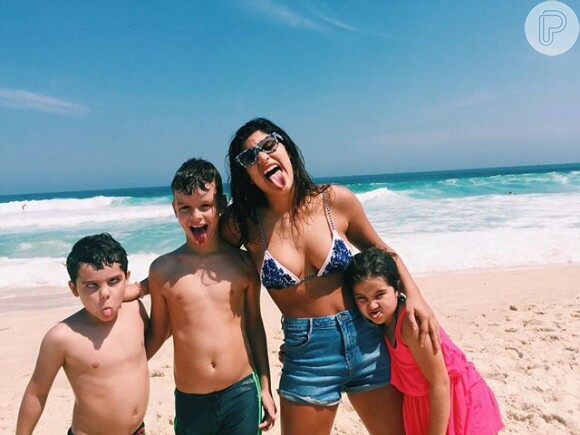 Giulia Costa postou a foto de biquíni em dia de folga: 'Dia de praia, dia de curtir sol com os primos'