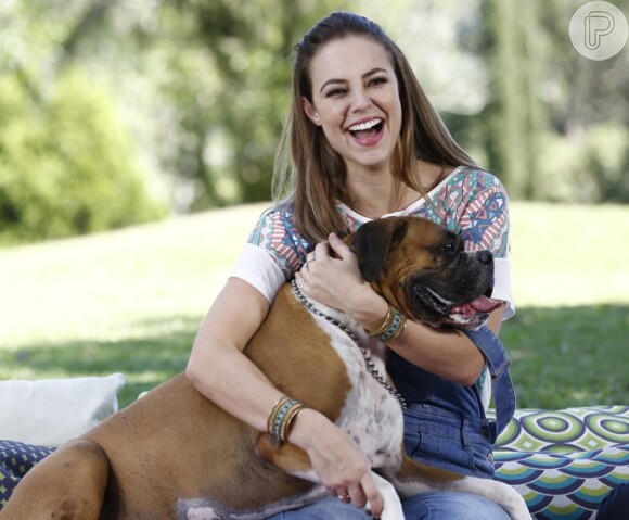 Paolla Oliveira cuida do cachorro Adjá como se fosse uma criança: 'Ensaio para filhos'