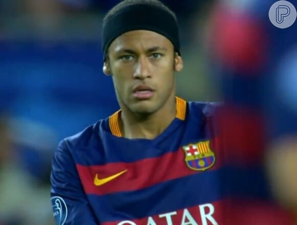 Neymar agora entra em campo usando faixa preta na cabeça