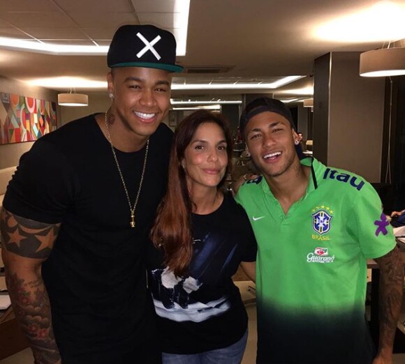 Neymar posou com Ivete Sangalo e Leo Santana na concentração do Brasil, na noite desta segunda-feira, 16 de novembro de 2015. Seleção vai enfrentar nesta noite o Peru em partida válida pelas eliminatórias da Copa do Mundo de 2018