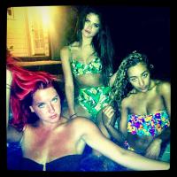Selena Gomez faz festa na piscina com amigas antes de iniciar turnê no Canadá