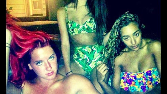 Selena Gomez faz festa na piscina com amigas antes de iniciar turnê no Canadá
