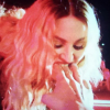 Madonna mordeu a mão de um fã durante o show da turnê 'Rebel Heart', na Dinamarca